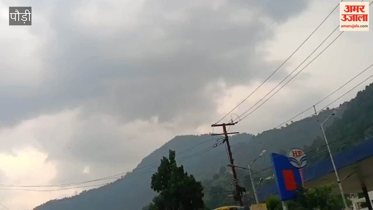 Weather changes in Srinagar; clouds gather, light rain occurs