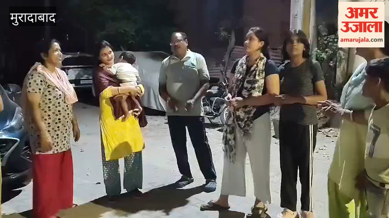 People frightened by the earthquake in Moradabad came out of their homes and reached the open