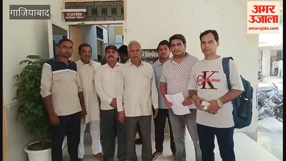 गाजियाबाद: कॉलोनीवासियों ने दबंगों पर लगाया मकानों की छत के ऊपर से जबरन हाईटेंशन लाइन खींचने का आरोप