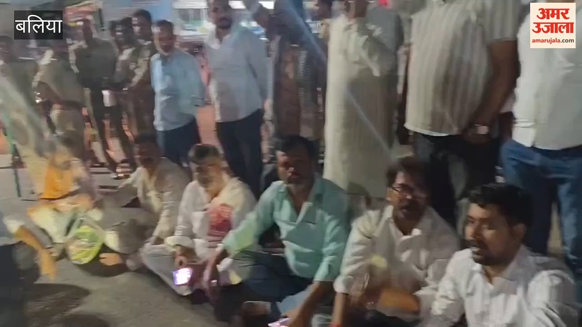 वोट चोरी के विरोध में कांग्रेसियों ने चित्तू पांडेय चौराहे पर दिया धरना, VIDEO