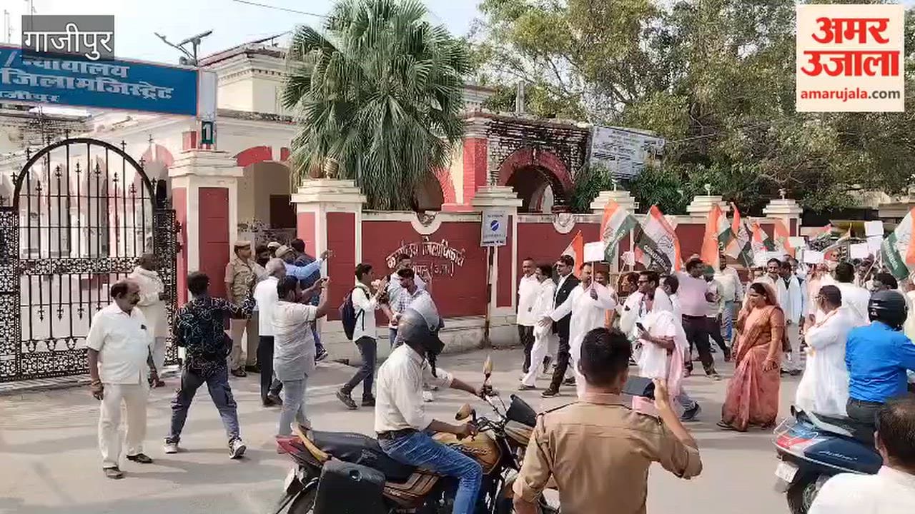 Congress workers burn effigy CEC amidst chants of Vote thief, step down from power