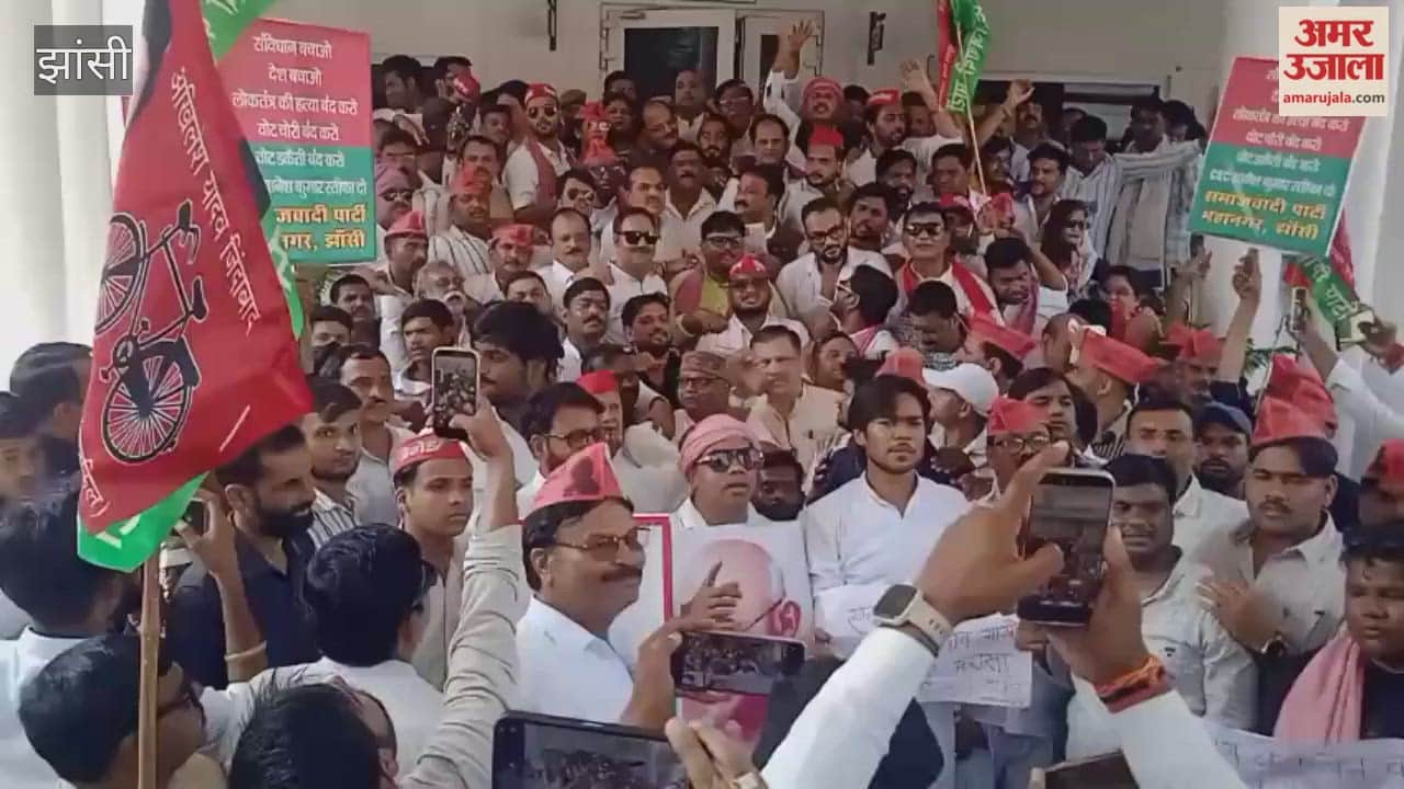 SP-Congress protest over SIR; memorandum submitted to the President.
