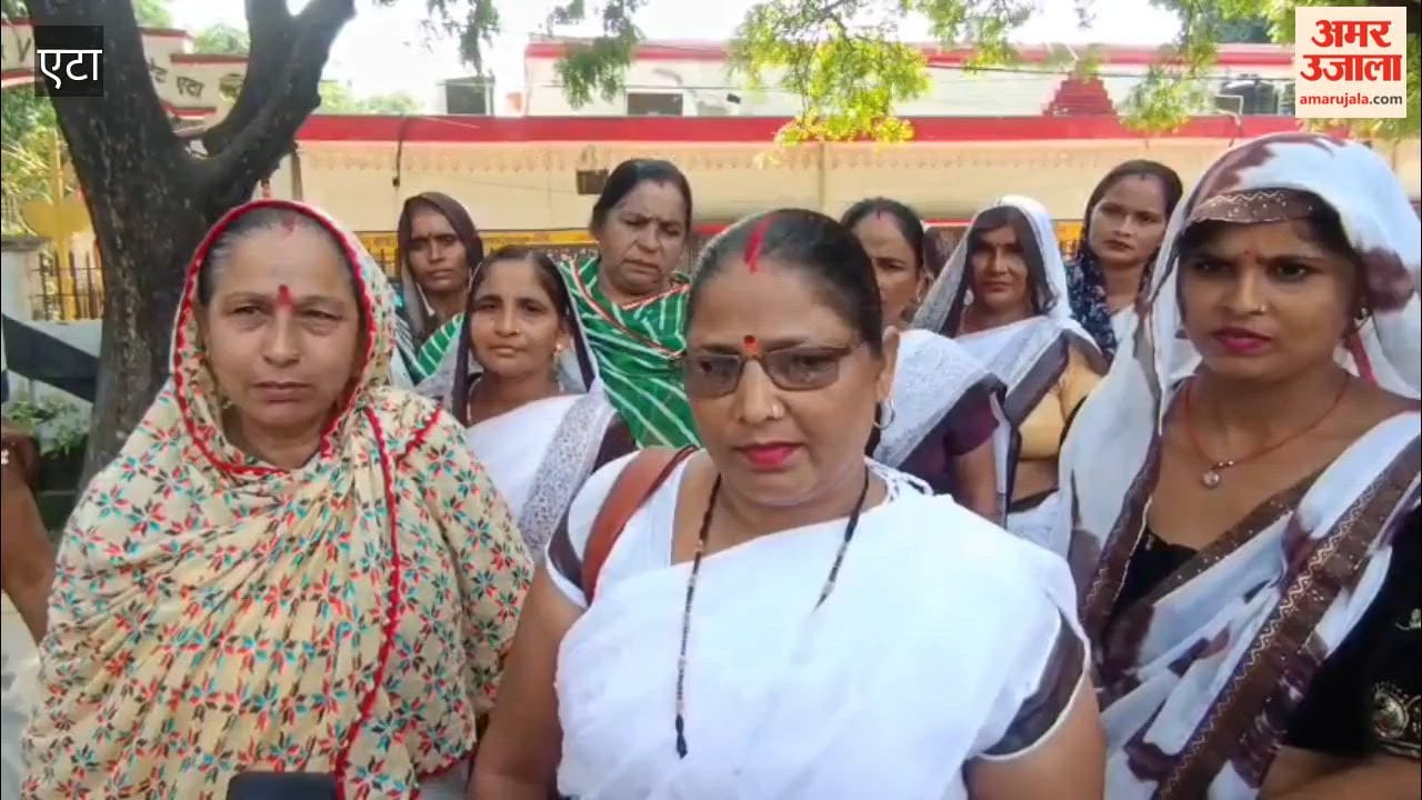 ASHA workers protest at Collectorate