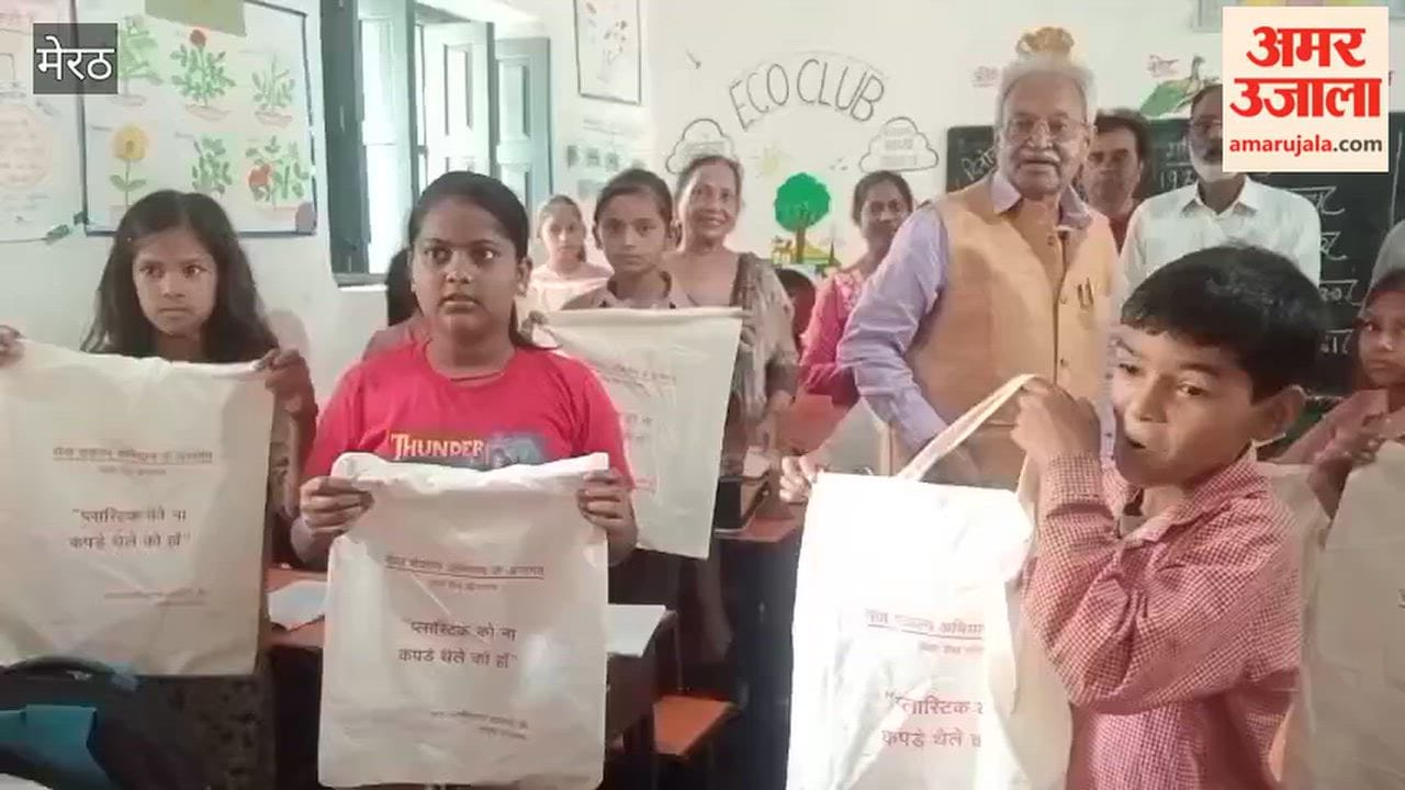 MP Laxmikant Vajpayee Distributes Cloth Bags to Students, Appeals for a Plastic-Free Environment