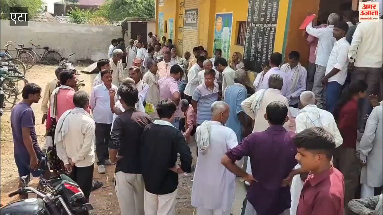 Scramble for DAP fertilizer in Sakit, Etah; farmers queue up from 5 AM for 400 bags.