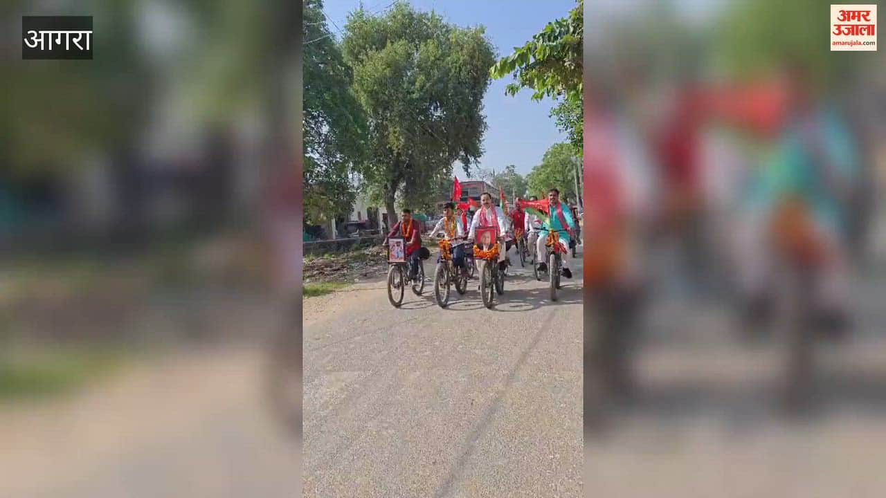 Samajwadi Party workers from Badaun, who had set out for Jaitpur to mark Akhilesh's formal assumption of leadership and pay tribute to Mulayam, were encouraged and cheered on.