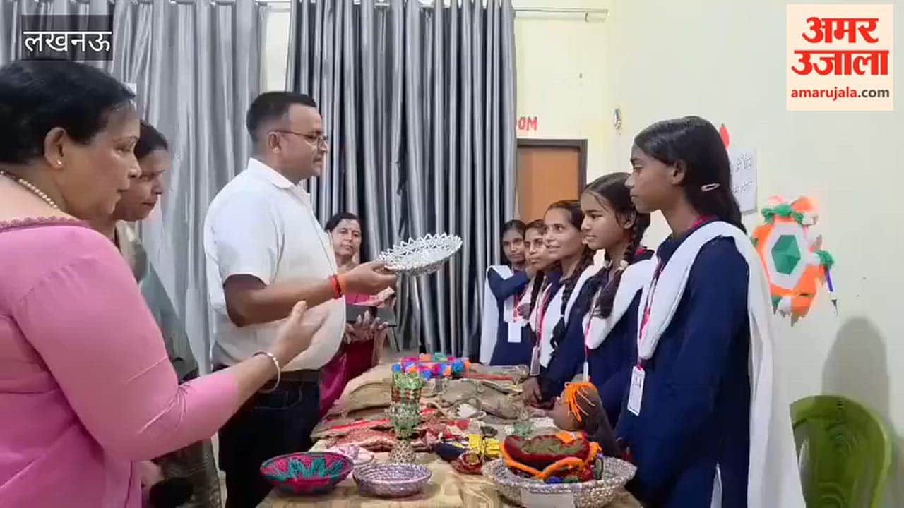 female students crafted bags baskets and toys from discarded household items In Lucknow