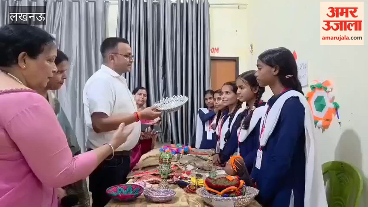 female students crafted bags baskets and toys from discarded household items In Lucknow
