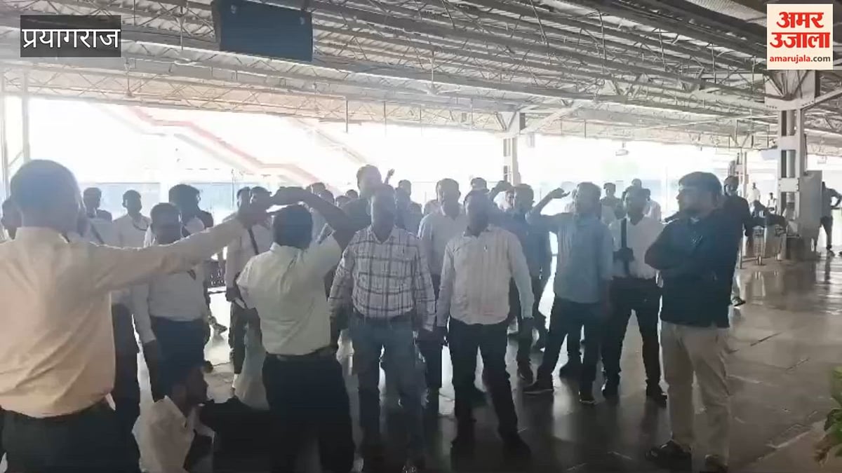 Video : पिटाई से आक्रोशित टीटीई जीआरपी थाने पर किया प्रदर्शन, आरोपी दोनों सिपाहियों किया गया सस्पेंड