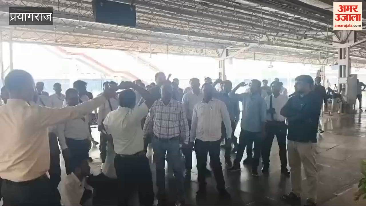 Video: Outraged by the assault, a TTE staged a protest at the GRP police station; both accused constables have been suspended.