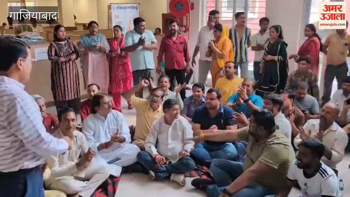 गाजियाबाद: विजयनगर में व्यापारियों का नगर निगम जोनल कार्यालय में धरना, कर्मचारियों पर मारपीट का लगाया आरोप
