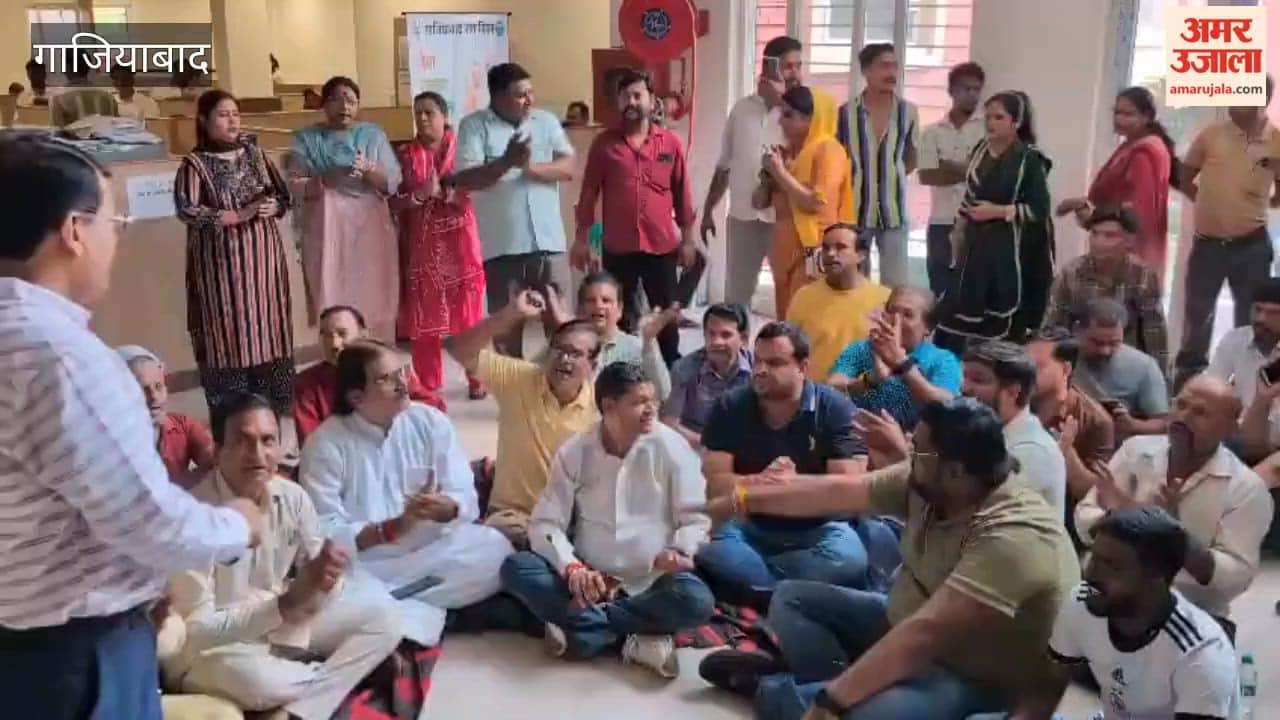 Traders stage a sit-in at the Municipal Corporation zonal office in Vijay Nagar