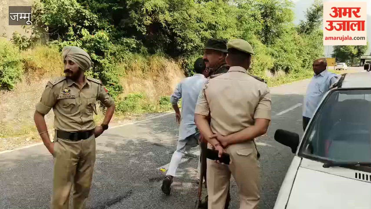 Police block the path of Congress-alliance leaders in Dhanwa