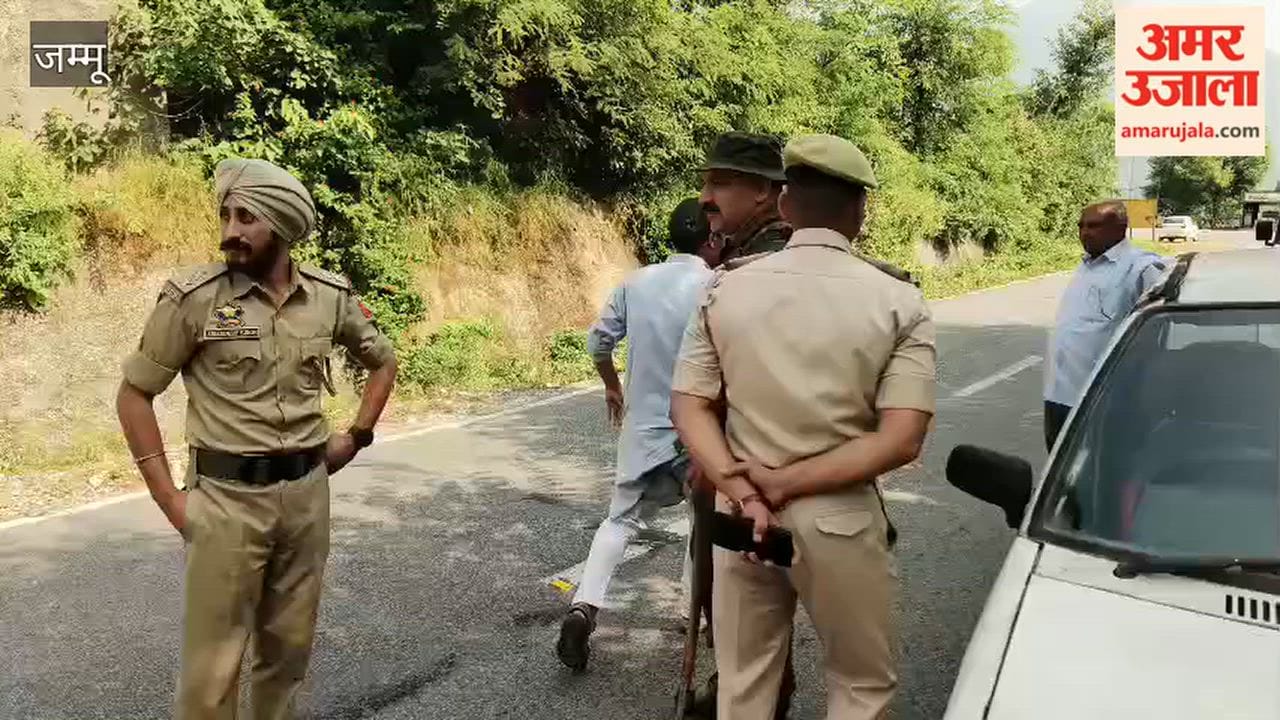 Police block the path of Congress-alliance leaders in Dhanwa