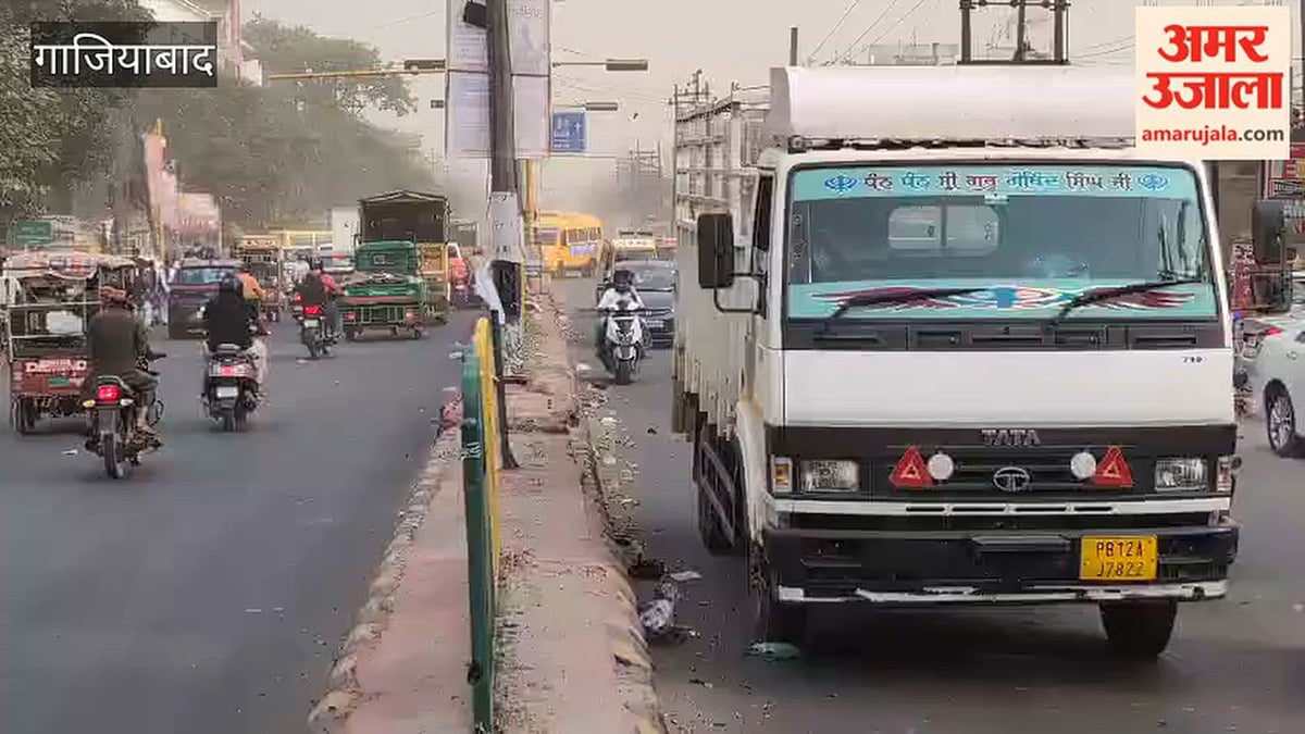 गाजियाबाद: जीटी रोड पर तेज आंधी के बीच गुजरते वाहन