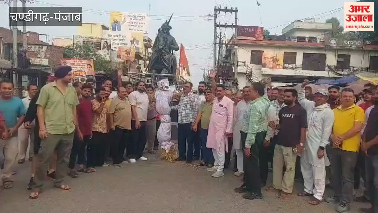 Congress protests against Election Commissioner Gyanesh Kumar in Talwara; burns effigy and demands an impartial inquiry and his resignation