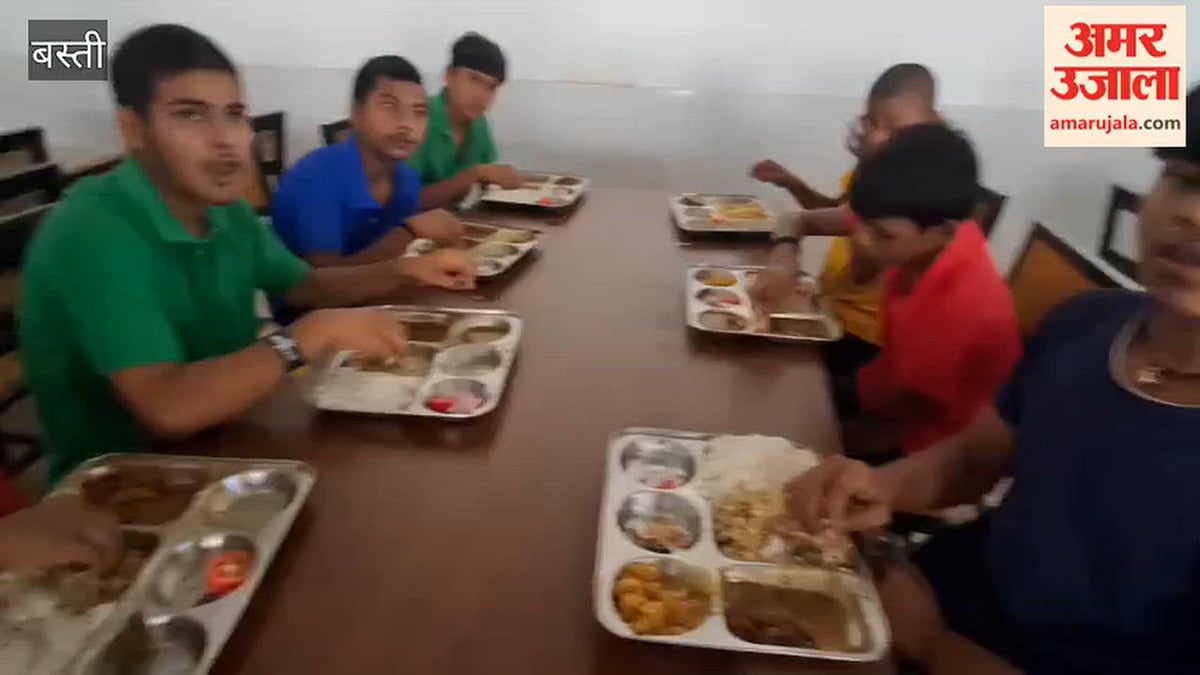छात्र बोले, अधिकारियों के निर्देश के बाद कुछ हद तक सुधरी व्यवस्था