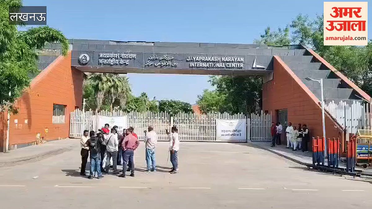 अखिलेश के एक्स पर पोस्ट के बाद लखनऊ में पुलिस ने जेपीएनआईसी के सामने से हटाई बैरिकेडिंग