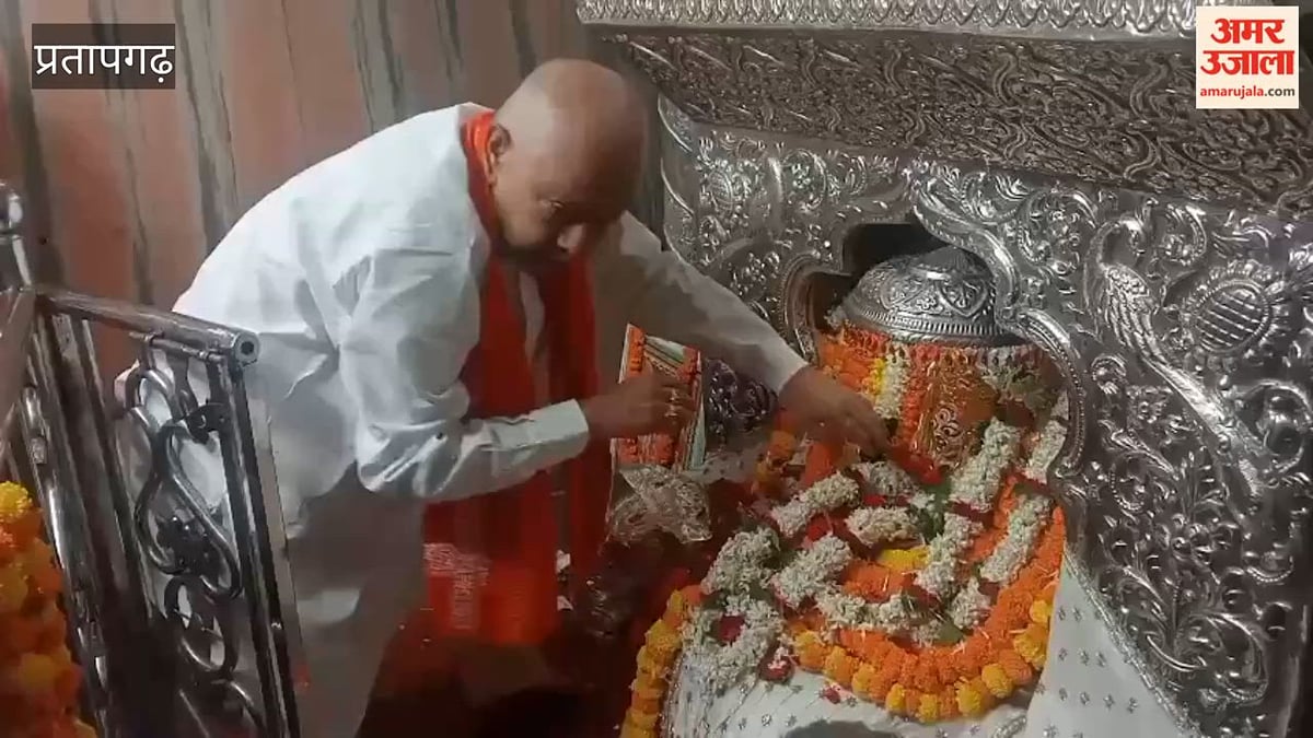 नवरात्र के पहले दिन पूजीं गईं मां शैलपुत्री, जयकारे से गूंज उठे बेल्हा देवी धाम