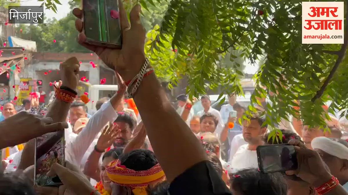 मिर्जापुर के गैपुरा चौराहे पर पूर्व जिलाधिकारी दिव्या मित्तल का स्वागत, VIDEO