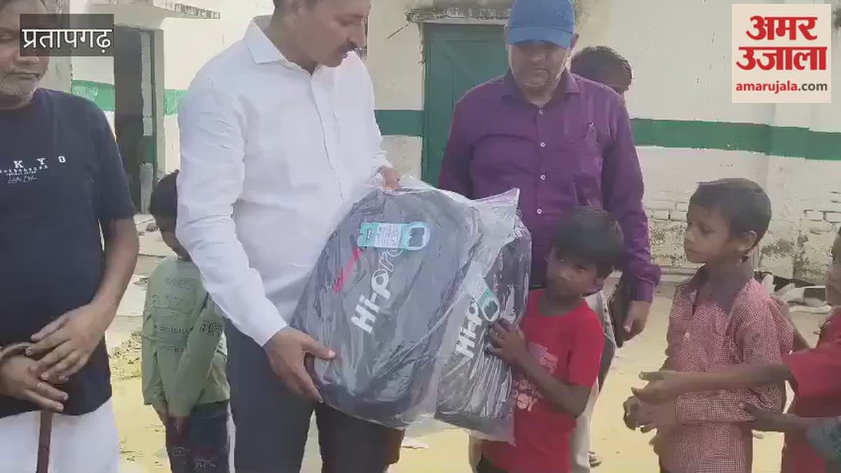 बाबूपट्टी में बिग बी के जन्मदिन पर बच्चों को बांटे गए बैग, लड़कियों को दी गई साइकिल
