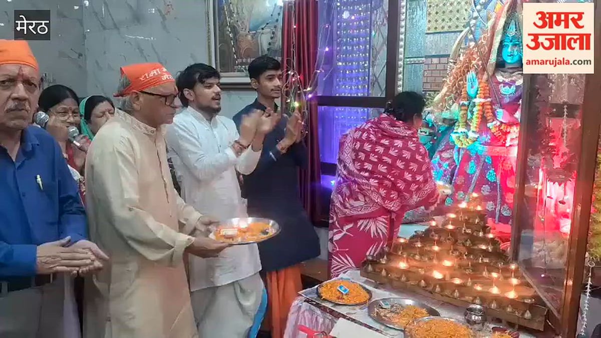 मेरठ: रामा संकीर्तन मंदिर में श्रद्धालुओं ने की दुर्गा माता की स्तुति