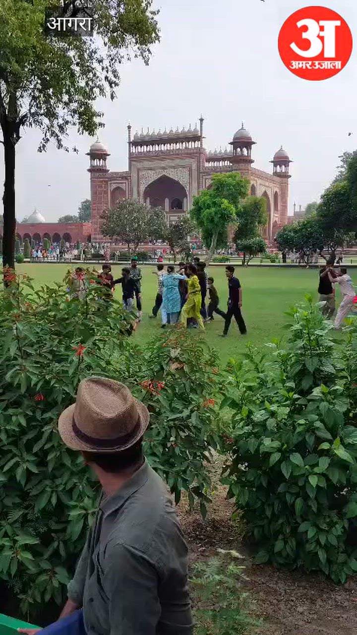 VIDEO: ताजमहल में फोटो खींचने को लेकर पर्यटकों के दो गुट भिड़े, जमकर हुई मारपीट