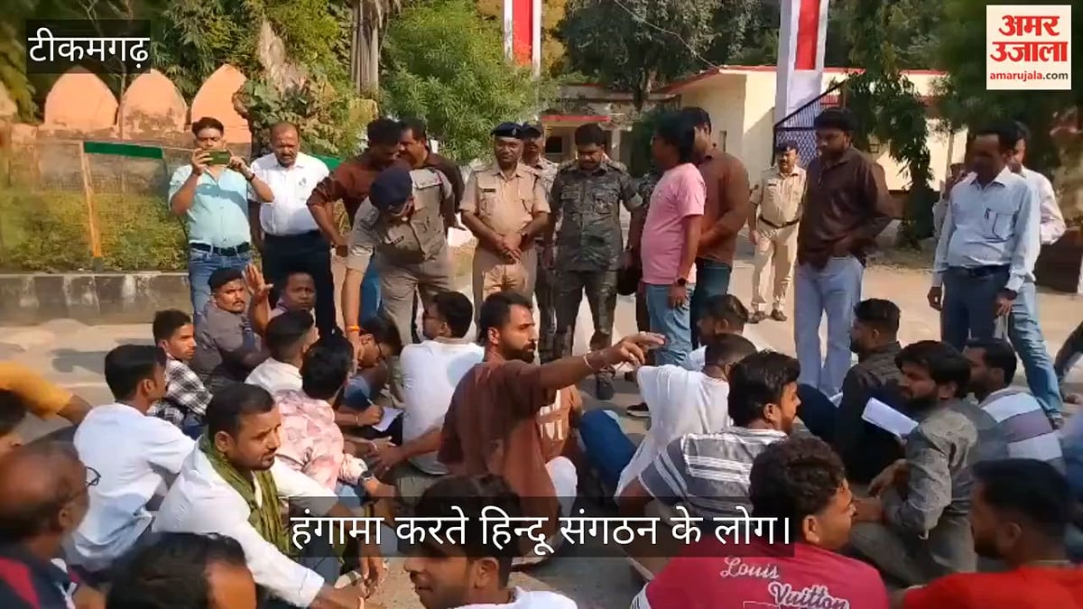 टीकमगढ़ में एसआई की अभद्रता पर हंगामा: एसपी ऑफिस के बाहर धरने पर बैठे हिंदूवादी संगठन; राजवीर यादव लाइन हाजिर