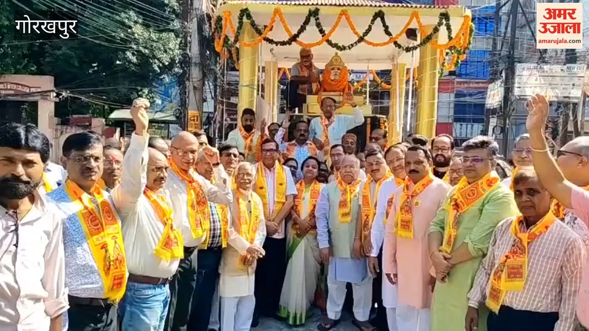 गोरखपुर: महाराजा अग्रसेन जयंती पर प्रतिमा पर किया माल्यार्पण