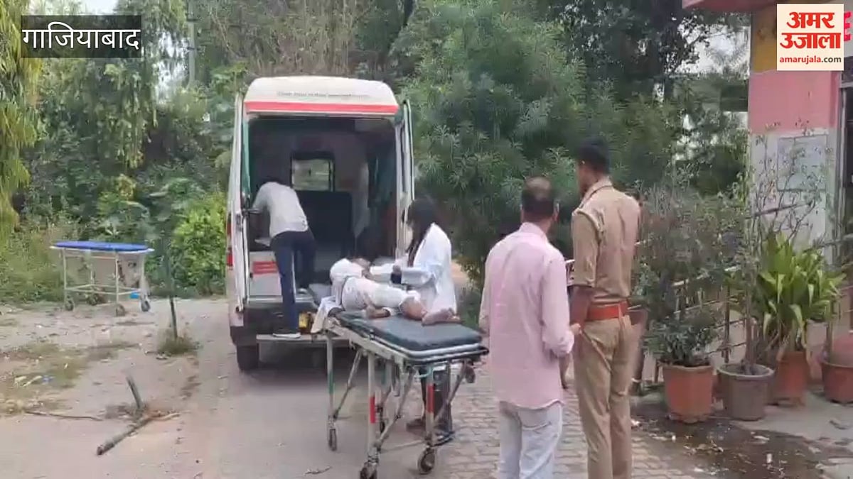 गाजियाबाद में डिवाइडर से टकराकर पलटी रोडवेज बस