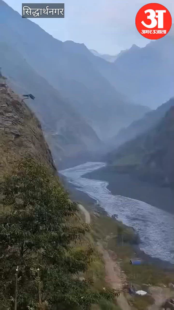 नेपाल के बूढ़ी गंडक नदी में रविवार को इस तरह आयी बाढ़