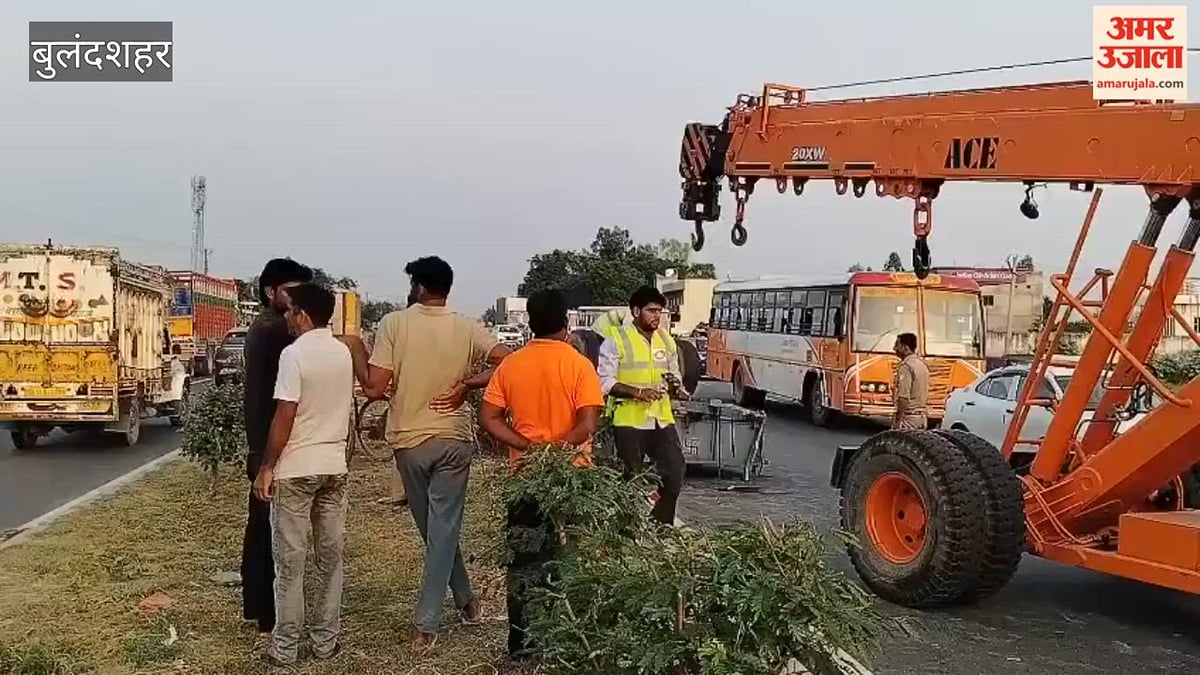 मां की ज्योति लेने जा रहे श्रद्धालुओं का ट्रैक्टर डिवाइडर से टकराया