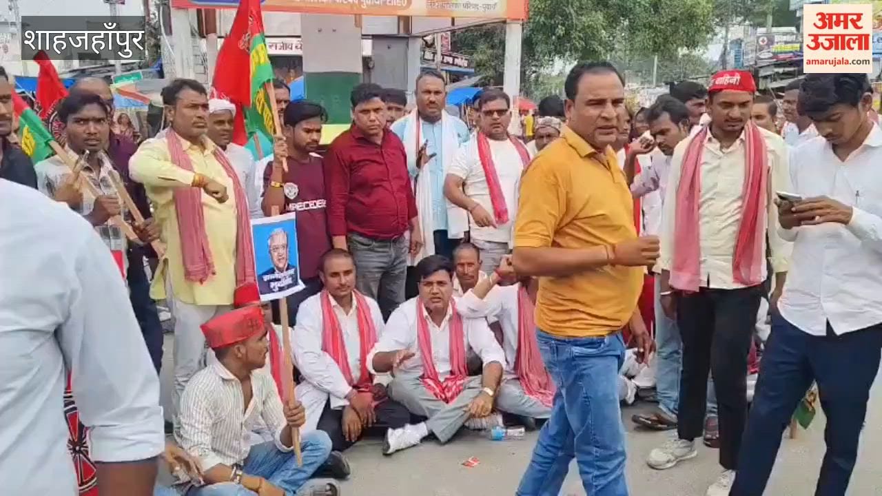 Police surrounded and stopped Samajwadi Party workers who were heading to Delhi.