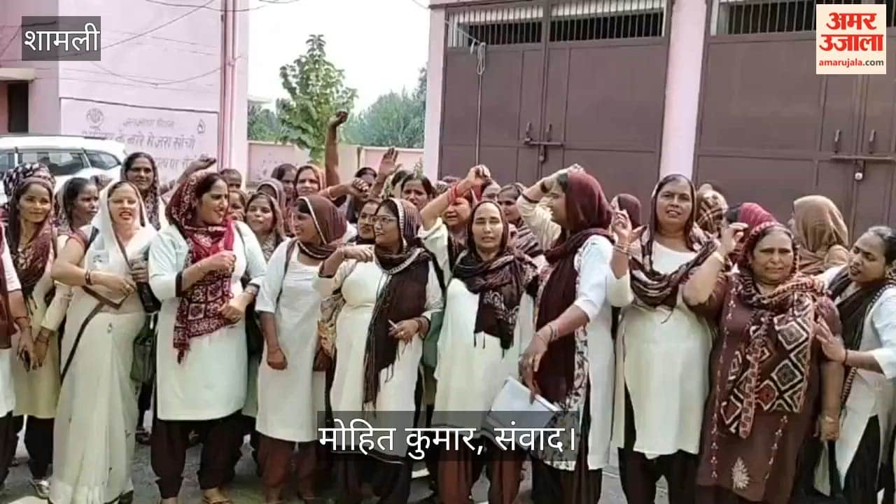 Shamli: ASHA workers continue sit-in over six demands; create a ruckus at the CMO office and warn of intensifying the agitation.