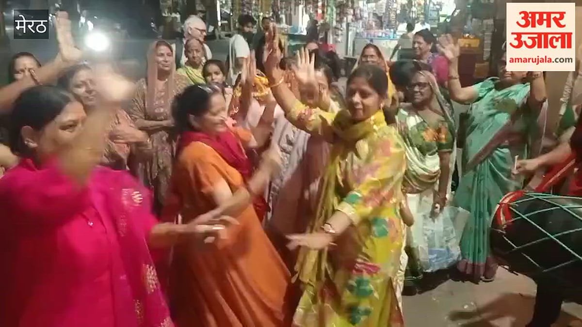 मेरठ: रजबन बड़ा बाजार स्थित दुर्गा मंदिर पहुंची ज्योत, महिलाओं ने किया धार्मिक गीतों पर नृत्य