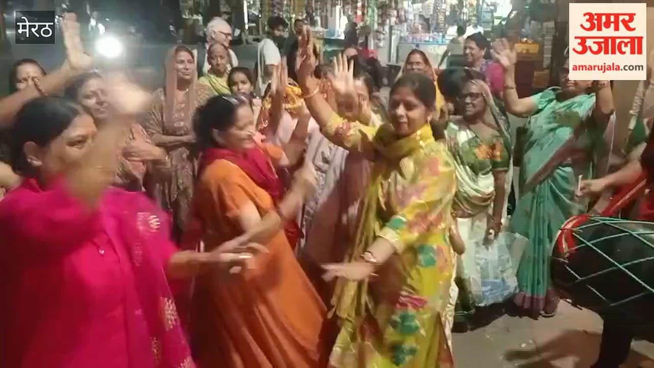 Meerut: The sacred flame arrived at the Durga Temple in Rajban Bada Bazaar; women danced to religious songs.