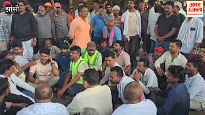 Fruit vendors beat up sanitation workers and blocked the road after dust was kicked up.