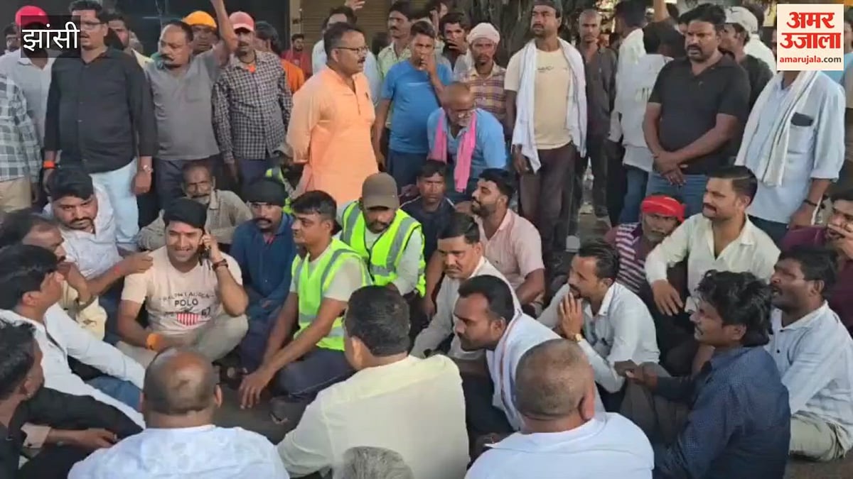 धूल उड़ने पर फल विक्रेताओं ने सफाई कर्मियों को पीटा, सड़क जाम की