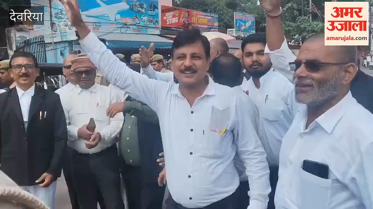 डीएम की कार्यशैली के विरोध में तहसील के अधिवक्ताओं ने किया प्रदर्शन