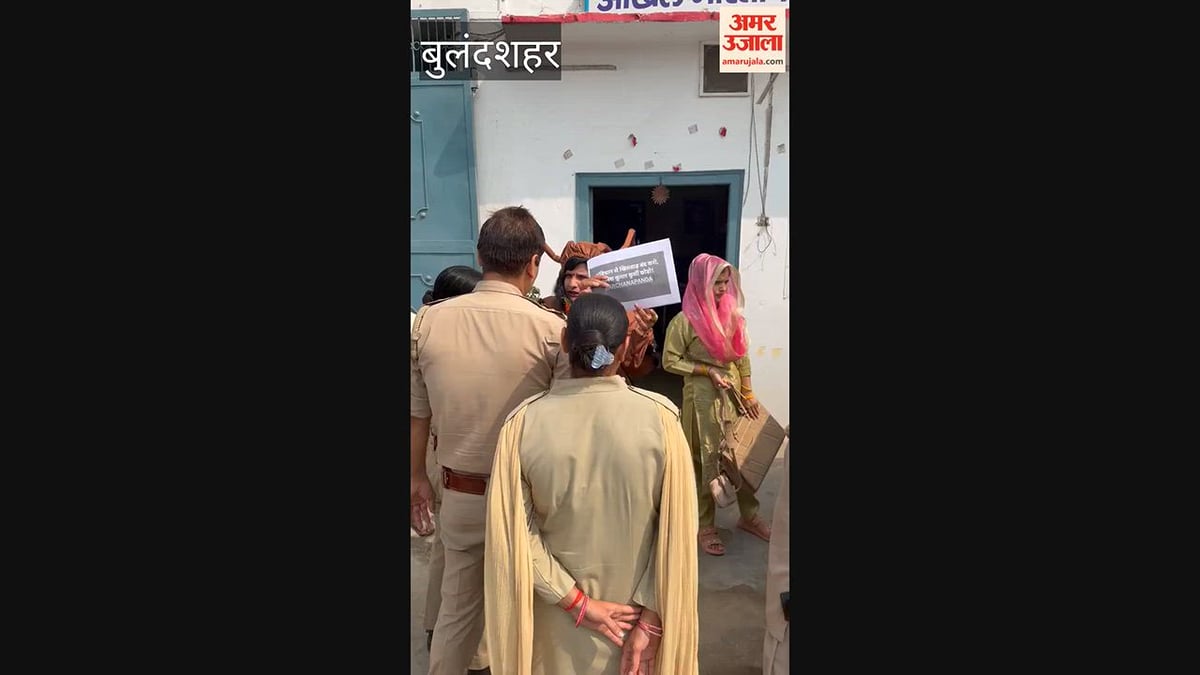 बुलंदशहर: कॉकरोच ड्रेस पहनकर पुलिस प्रशासन पर बरसीं कांग्रेस नेत्री अर्चना पांडा, नजरबंदी का विरोध