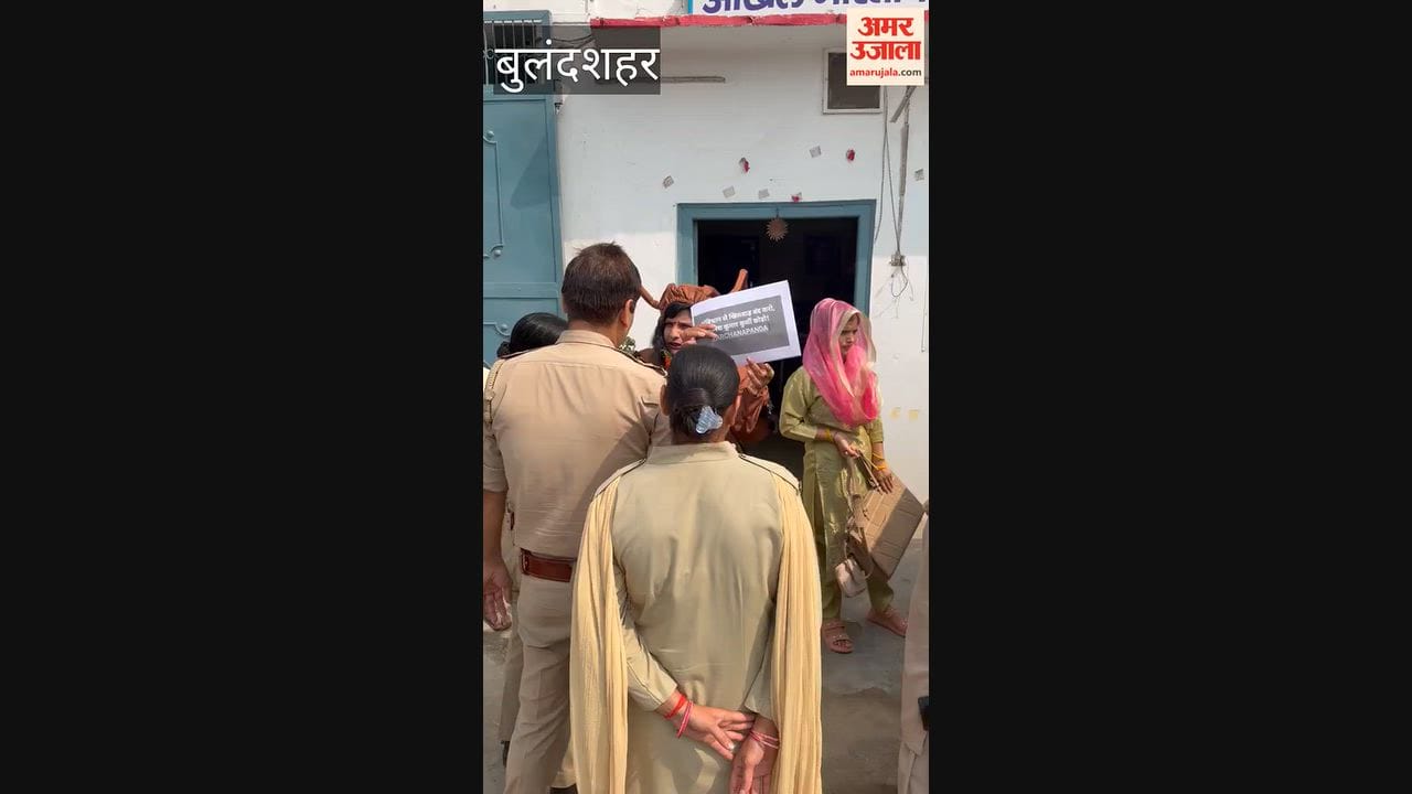 Bulandshahr Congress leader Archana Panda lashes out at police administration while dressed as cockroach