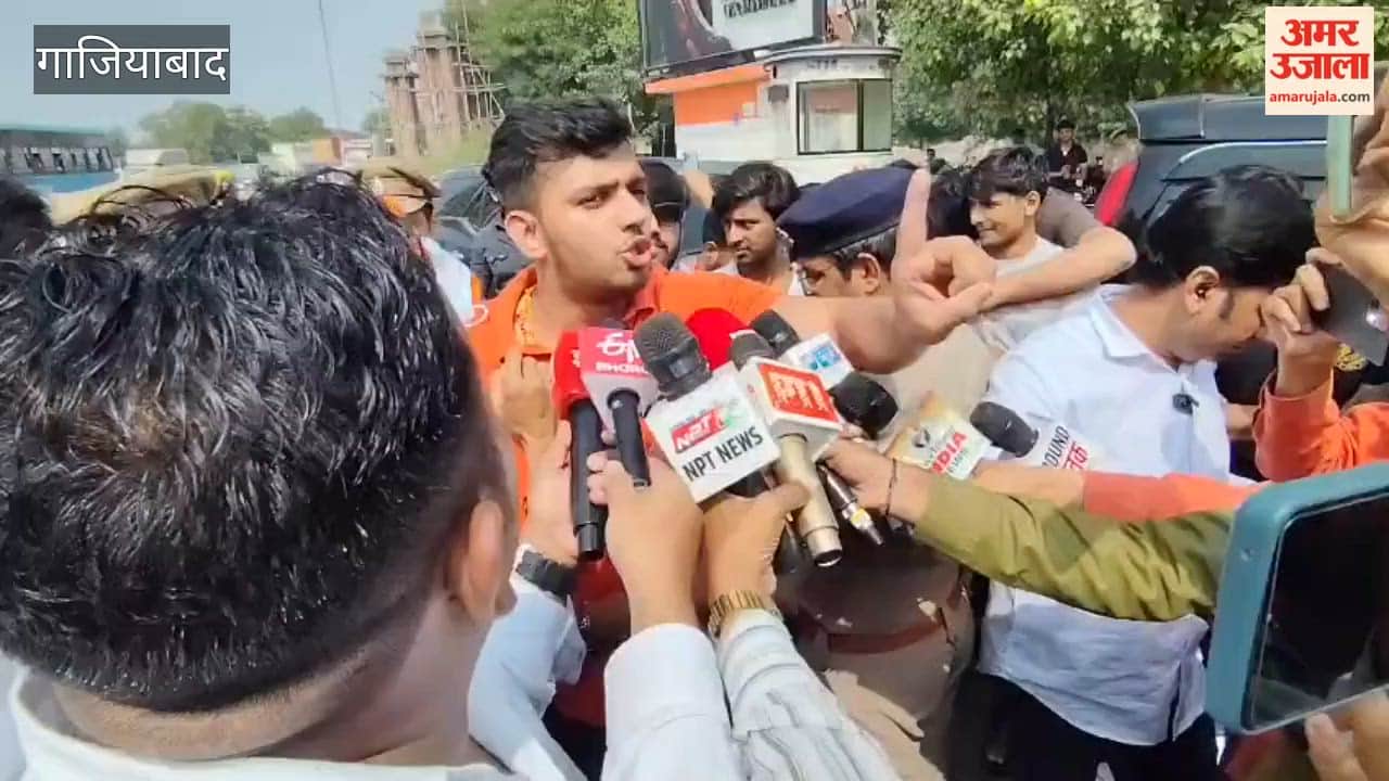 Hindu Raksha Dal members detained at UP Gate before going to Jantar Mantar