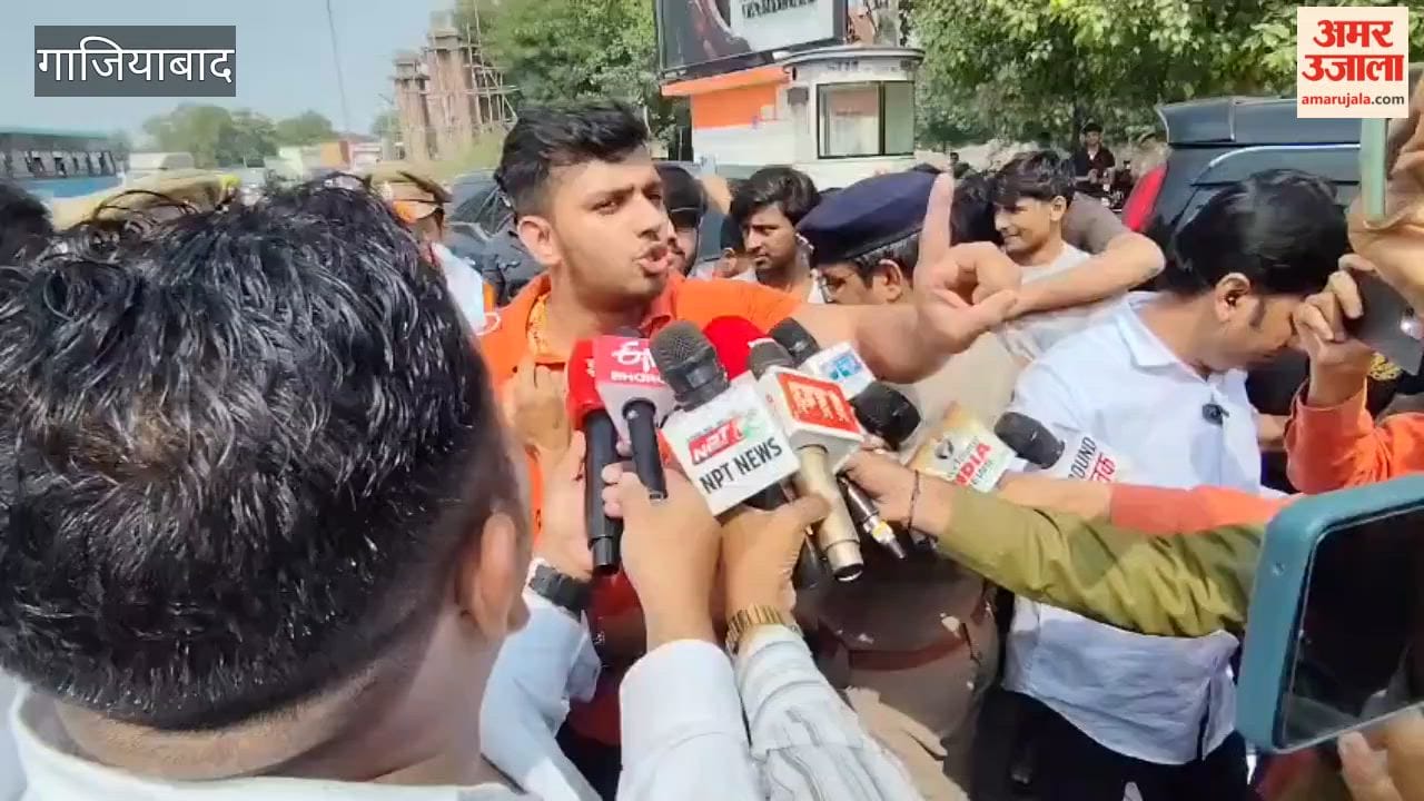 Hindu Raksha Dal members detained at UP Gate before going to Jantar Mantar