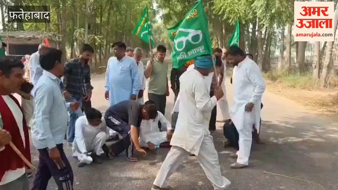 Farmers in Tohana, Fatehabad, enraged by the delay in paddy procurement, block the Ratia-Fatehabad road.