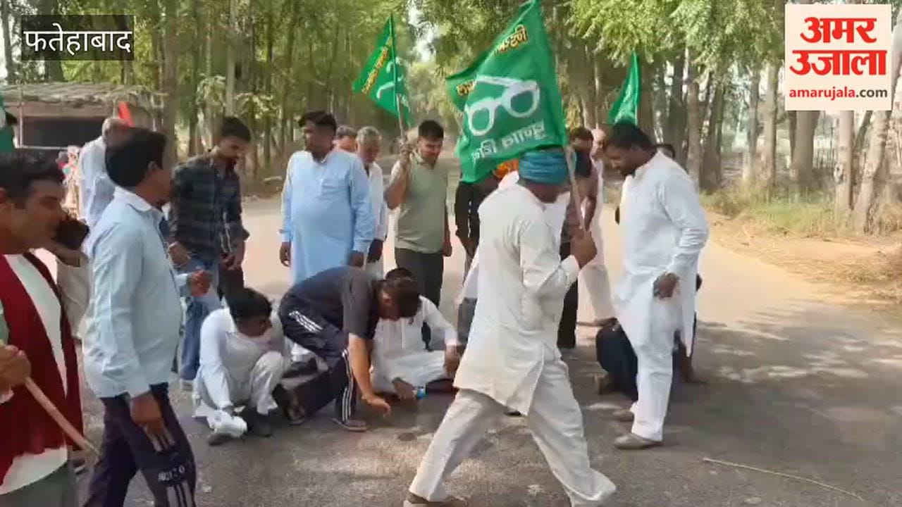 Farmers in Tohana, Fatehabad, enraged by the delay in paddy procurement, block the Ratia-Fatehabad road.