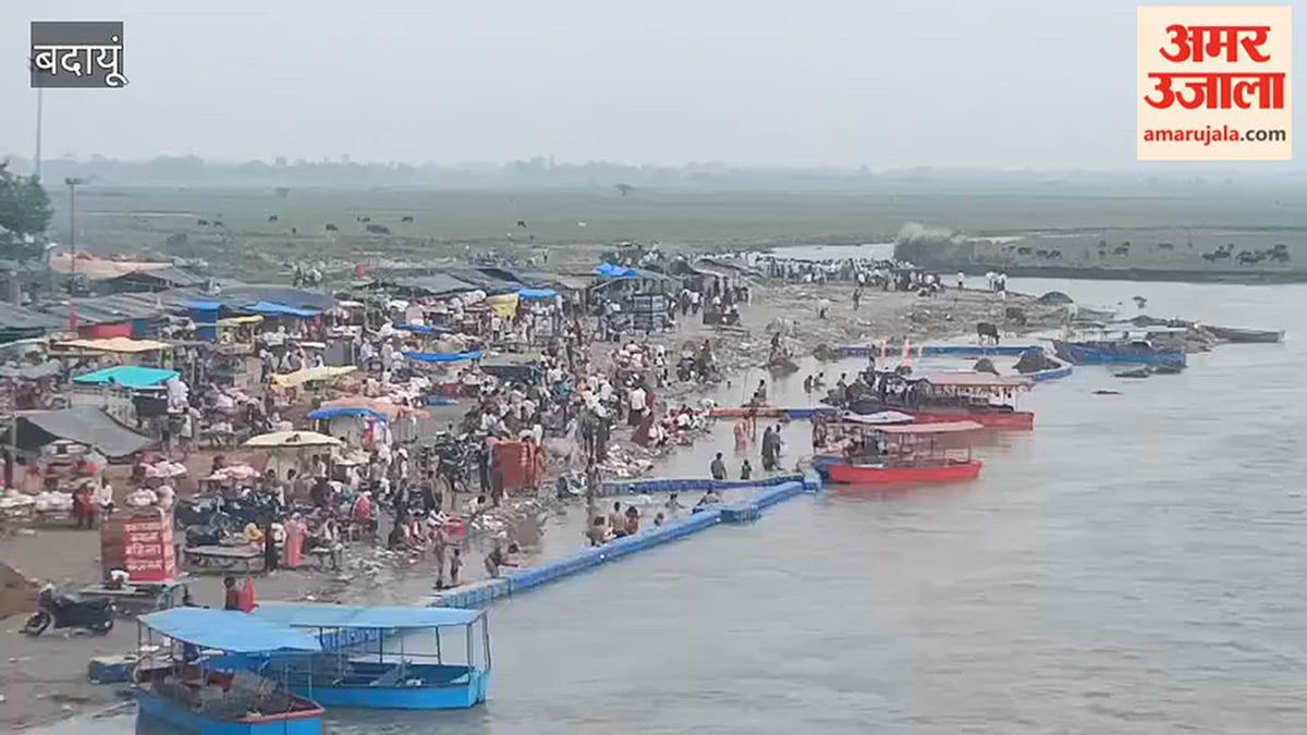 बदायूं: अमावस्या पर गंगा में श्रद्धालुओं ने पितरों के लिए किया तर्पण, कछला घाट पर उमड़ी भीड़