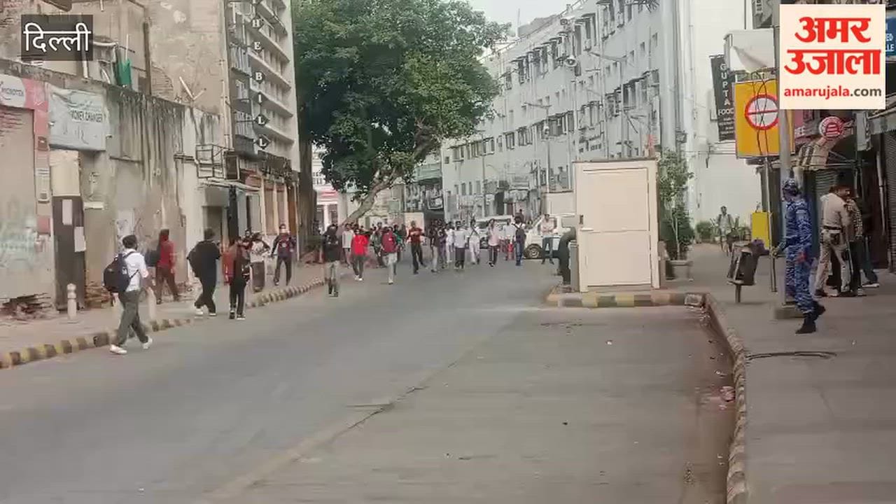 Scuffle between protesters and police at Rajiv Chowk
