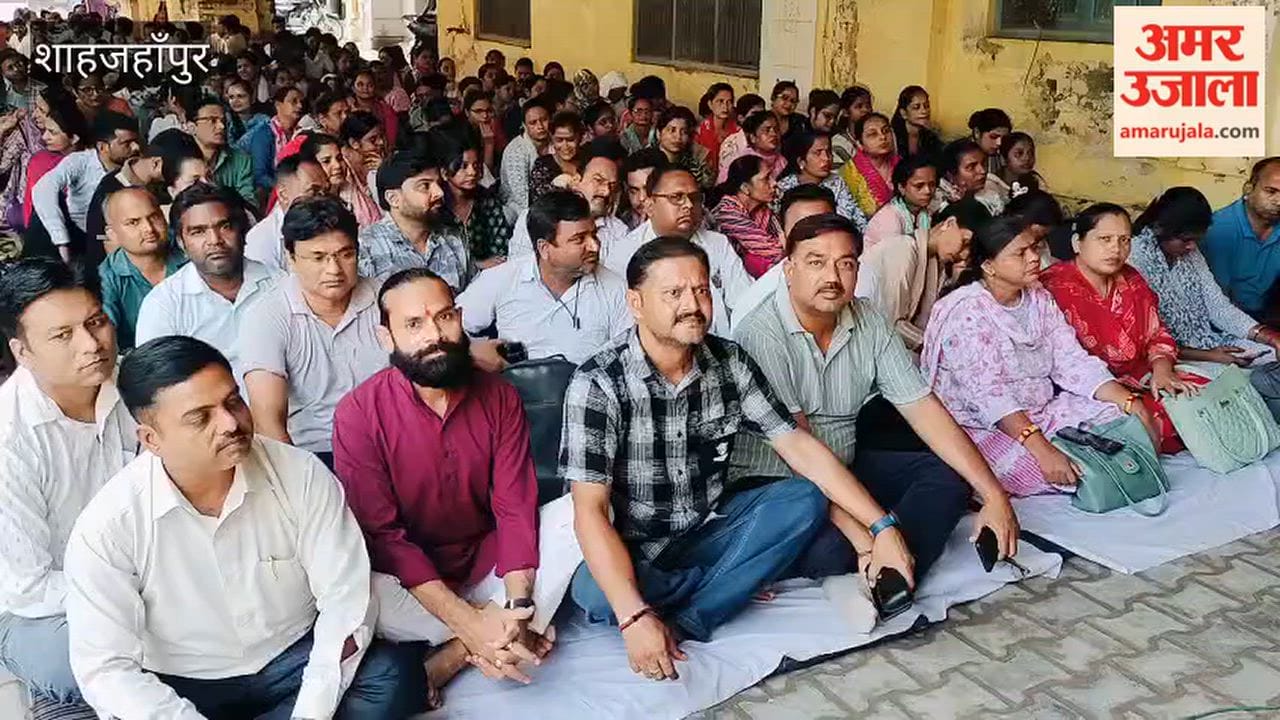Contractual health workers stage a protest in Shahjahanpur