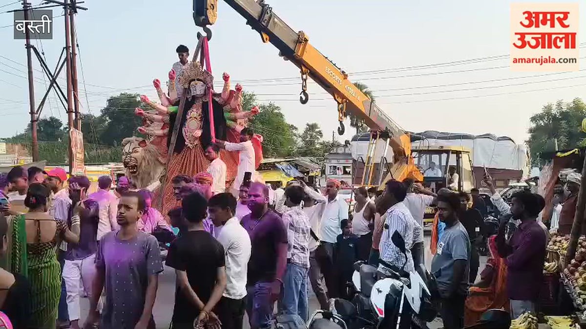 बस्ती: कौलेश्वर नाथ मंदिर में स्थापना के लिए ले जाई गई मां दुर्गा की प्रतिमा