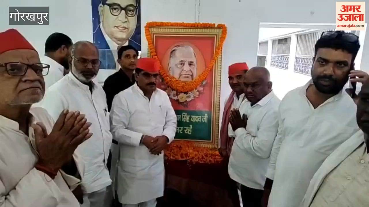 Samajwadi Party Leaders and Workers Pay Tribute to Mulayam Singh Yadav on His Death Anniversary